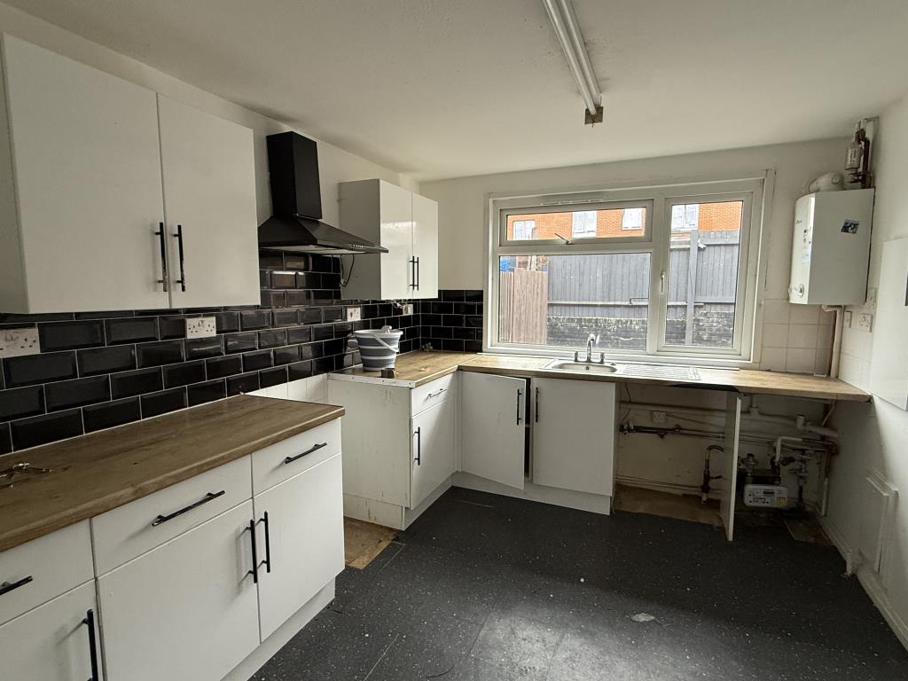 Lot: 65 - HOUSE IN NEED OF IMPROVEMENT - Kitchen in House in Need of Improvement